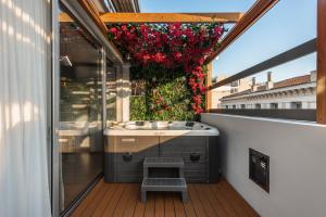 Ein Balkon oder eine Terrasse in der Unterkunft Ethereal Athεns