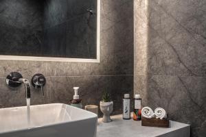 Ein Badezimmer in der Unterkunft Ethereal Athεns