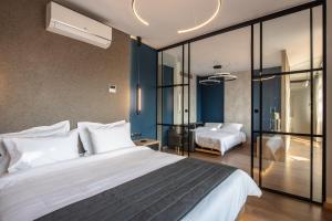 Ein Bett oder Betten in einem Zimmer der Unterkunft Ethereal Athεns