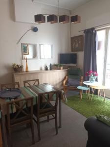 ein Wohnzimmer mit einem Tisch und Stühlen sowie eine Küche in der Unterkunft Apartment Van Hecke in Blankenberge