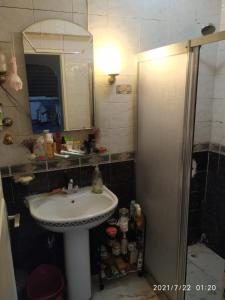 uma casa de banho com um lavatório, um espelho e um chuveiro em flat in istanbul em Istambul