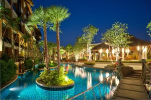 Der Swimmingpool an oder in der Nähe von Rawai Palm Beach Resort - SHA Extra Plus