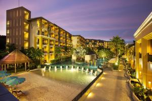 Der Swimmingpool an oder in der Nähe von Rawai Palm Beach Resort - SHA Extra Plus