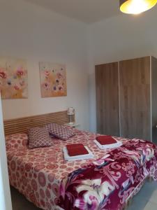 una camera da letto con un letto con due tappetini sopra di La Corte di Marino a Pisa