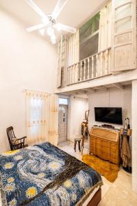 廊開的住宿－Silsopa Hostel，一间卧室配有一张床和吊扇