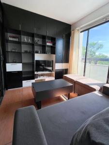 sala de estar con sofá y mesa en Modern 2BR Condo Near SM with Free Parking Pool WIFI and Netflix en Davao