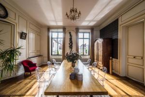 VertusにあるDemeure Saint Martinの長いテーブルと椅子が備わる客室です。
