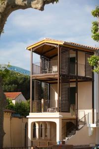 ein großes Gebäude mit Balkon darüber in der Unterkunft La Casa Machado 2 in Collioure