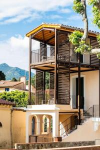 ein Gebäude mit Balkon darüber in der Unterkunft La Casa Machado 2 in Collioure