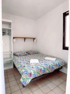 シス・フール・レ・プラージュにあるT3 vue mer exceptionnelleのベッドルーム1室(ベッド1台、タオル2枚付)
