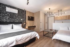 Ein Bett oder Betten in einem Zimmer der Unterkunft Ethereal Athεns