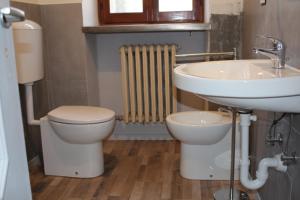 Casa Milietta في Gravere: حمام مع مرحاض ومغسلة