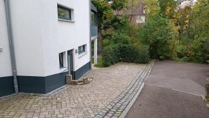 un parcheggio vuoto accanto a un edificio bianco di Apartment Baumeister a Weilheim an der Teck