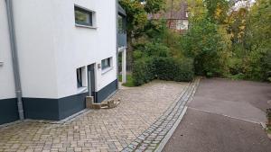 an empty parking lot next to a white building at Apartment Baumeister in Weilheim an der Teck