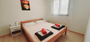 1 dormitorio con 1 cama con 2 almohadas en Apartment Mare en Crikvenica