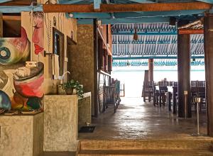 un comedor con mesas y sillas en un edificio en Lagoon Paradise Beach Resort, en Tangalle