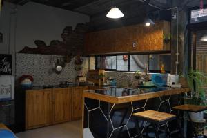 Kuchyň nebo kuchyňský kout v ubytování Happy House BnB Bromo backpacker