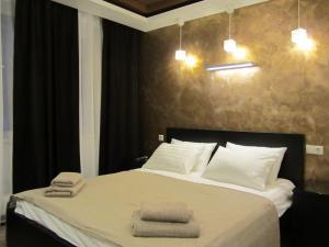 モスクワにあるDuet-Hotelのベッドルーム1室(ベッド1台、タオル2枚付)