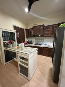 Virtuve vai virtuves zona naktsmītnē Cendana Residence Homestay Pengadang Baru Kuala Terengganu