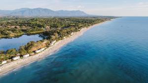 una vista aerea su una spiaggia e sull'oceano di Camping Naturiste Riva Bella 4* a Linguizzetta