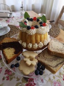 um prato com um bolo e um pouco de pão e biscoitos em Villa italia em Policoro