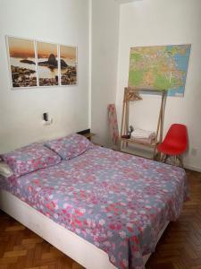 1 dormitorio con cama, mapa y silla en Apartamento aconchegante em Copacabana - unid 503, en Río de Janeiro