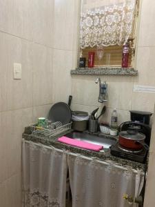 un fregadero con ollas y sartenes. en Apartamento aconchegante em Copacabana - unid 503, en Río de Janeiro