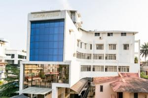 vistas a la parte delantera del hotel bristol en Solo Simrin Arcade Kadavanthra, en Ernakulam