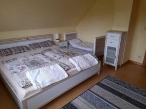 um quarto com uma cama grande, uma cómoda e uma gaveta em Ferienhaus Gartower See em Gartow