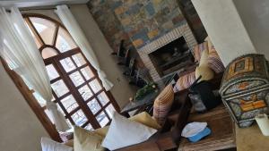 Una vista aérea de una sala de estar con chimenea. en Ouirgane House, en Ouirgane