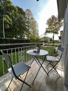 una mesa y 2 sillas sentadas en un balcón en Appartamento al piano terra vicino all’aeroporto., en Quinto di Treviso