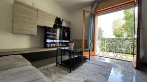 sala de estar con sofá y TV en Appartamento al piano terra vicino all’aeroporto., en Quinto di Treviso