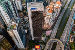 een uitzicht op een hoog gebouw in een stad bij Scarletz Mana-Mana Suites KLCC in Kuala Lumpur