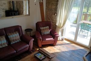 Posedenie v ubytovaní Charming 2-Bed Cottage within Barn in Merinchal