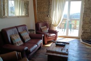 Posedenie v ubytovaní Charming 2-Bed Cottage within Barn in Merinchal