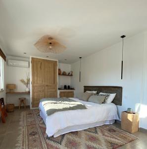 1 dormitorio con 1 cama grande y techo en Chambre carpediem, en Orange