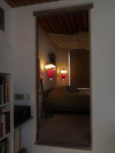 De Museumkamer في دن بورخ: مرآة في غرفة مع سرير وغرفة نوم