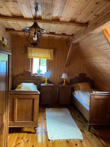 um quarto com 2 camas num chalé de madeira em Chaloupka Království em Šluknov