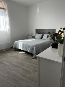 A bed or beds in a room at Paquesito Home