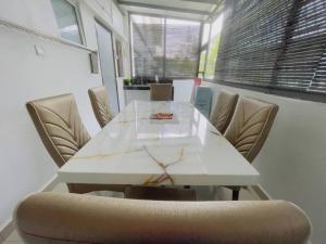 Galeriebild der Unterkunft Double Storey Sweet Home 12pax @ Puncak Alam in Kuala Selangor + 30 Fotos