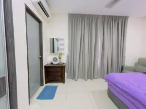 1 dormitorio con cama morada y espejo en Double Storey Sweet Home 12pax @ Puncak Alam, en Kuala Selangor