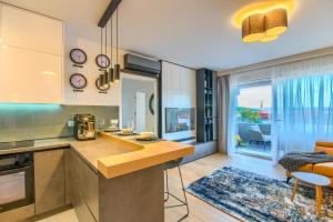 a kitchen and living room with a table and chairs at Apartman Eva, moderan stan u srcu Zagorja in Krapina