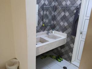 ein Bad mit einem Waschbecken und einem Spiegel in der Unterkunft Spacious Farm Stay with 3 bedroom & relaxing view in Remah