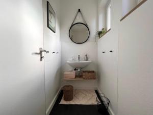 a bathroom with a sink and a mirror at Messe- & Ferienhaus Gertraud am Ludwigskanal, 24 h Self Check-In, Gratis parken in Wendelstein