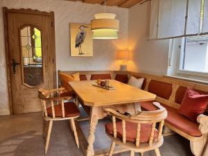 a dining room with a wooden table and chairs at Messe- & Ferienhaus Gertraud am Ludwigskanal, 24 h Self Check-In, Gratis parken in Wendelstein