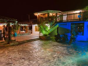 una casa con una moto parcheggiata fuori di notte di Hotel Estaciones a Guatapé