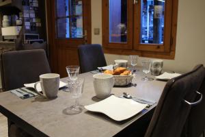 een tafel met stoelen en een tafel met een kom eten bij Auberge de Cassiel in La Côte-dʼAime