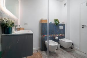 ein Badezimmer mit Waschbecken, Toilette und Badewanne in der Unterkunft Talida's apartment colorful and brightnes in Oradea + 35 Fotos