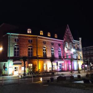 um edifício com luzes acesas à noite em Zur Eldenburg em Lübz