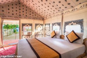 Postel nebo postele na pokoji v ubytování Star Desert Camp Jaisalmer + 37 fotografií
